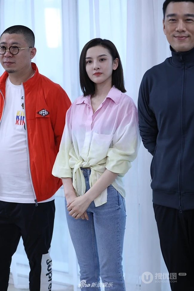 宋祖儿出席电视剧《盛装》媒体探班，身穿渐变衬衫少女感十足
