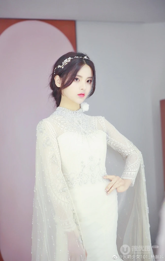 杨超越匀称身形穿婚纱装超美图片