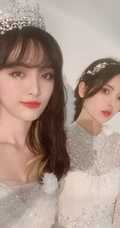 吴宣仪微博晒自拍婚纱装美照，与杨超越闺蜜同框感恩yamy