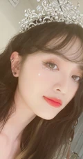 吴宣仪微博晒自拍婚纱装美照，与杨超越闺蜜同框感恩yamy