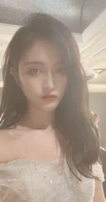 吴宣仪微博晒自拍婚纱装美照，与杨超越闺蜜同框感恩yamy