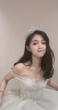 吴宣仪微博晒自拍婚纱装美照，与杨超越闺蜜同框感恩yamy