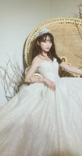 吴宣仪微博晒自拍婚纱装美照，与杨超越闺蜜同框感恩yamy