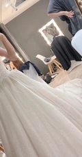 吴宣仪微博晒自拍婚纱装美照，与杨超越闺蜜同框感恩yamy