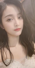 吴宣仪微博晒自拍婚纱装美照，与杨超越闺蜜同框感恩yamy