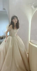 吴宣仪微博晒自拍婚纱装美照，与杨超越闺蜜同框感恩yamy