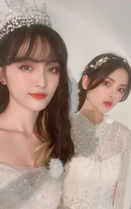 吴宣仪微博晒自拍婚纱装美照，与杨超越闺蜜同框感恩yamy