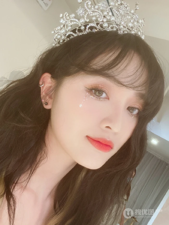 吴宣仪微博晒自拍婚纱装美照，与杨超越闺蜜同框感恩yamy