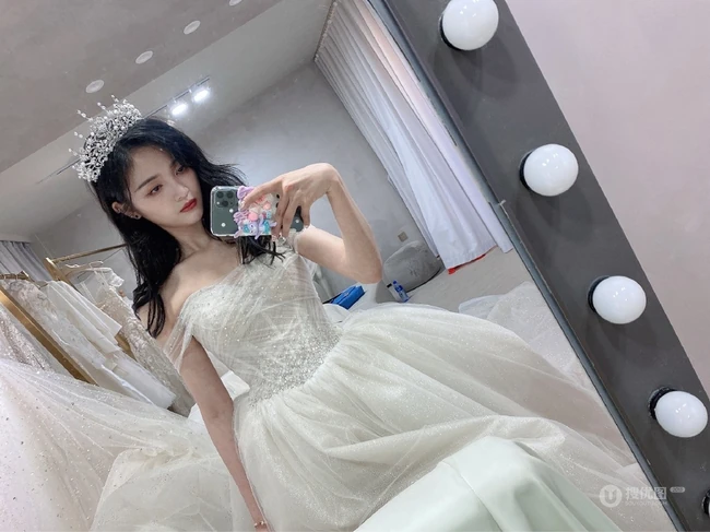 吴宣仪微博晒自拍婚纱装美照，与杨超越闺蜜同框感恩yamy
