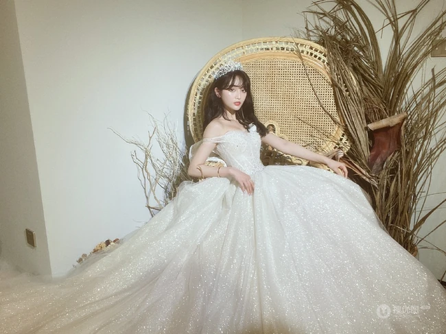 吴宣仪微博晒自拍婚纱装美照，与杨超越闺蜜同框感恩yamy