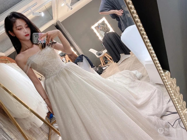 吴宣仪微博晒自拍婚纱装美照，与杨超越闺蜜同框感恩yamy