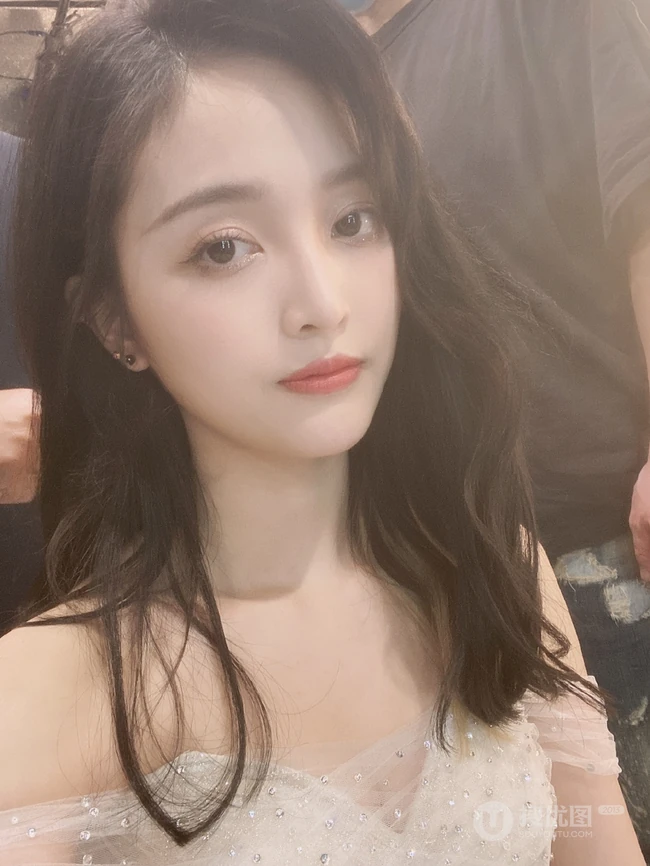 吴宣仪微博晒自拍婚纱装美照，与杨超越闺蜜同框感恩yamy