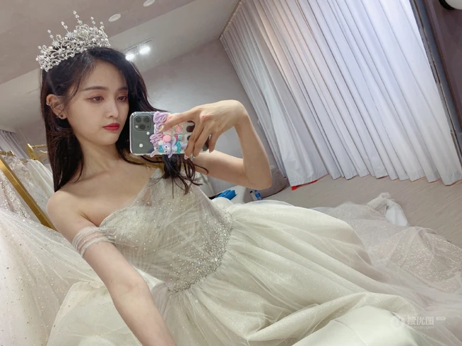 吴宣仪微博晒自拍婚纱装美照，与杨超越闺蜜同框感恩yamy