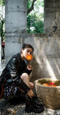 袁姗姗酷美皮衣碎花裙街拍写真图片