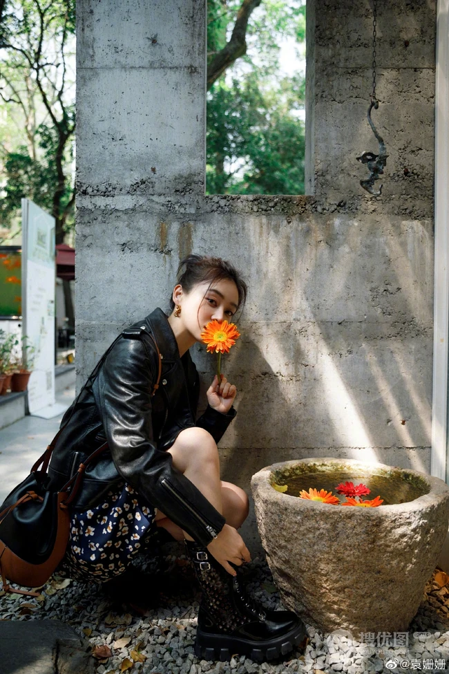 袁姗姗酷美皮衣碎花裙街拍写真图片