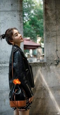 袁姗姗酷美皮衣碎花裙街拍写真图片