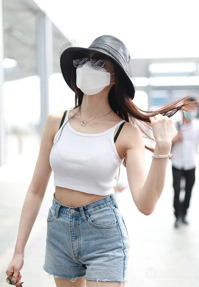 张天爱紧身热裤纤细线条机场街拍图片