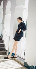 超美长腿女歌手赵小棠西服短裤楼梯间信步写真图片