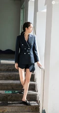 超美长腿女歌手赵小棠西服短裤楼梯间信步写真图片
