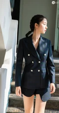 超美长腿女歌手赵小棠西服短裤楼梯间信步写真图片