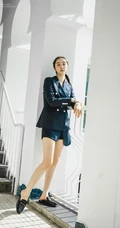 超美长腿女歌手赵小棠西服短裤楼梯间信步写真图片
