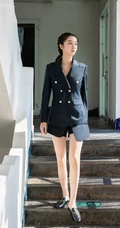 超美长腿女歌手赵小棠西服短裤楼梯间信步写真图片
