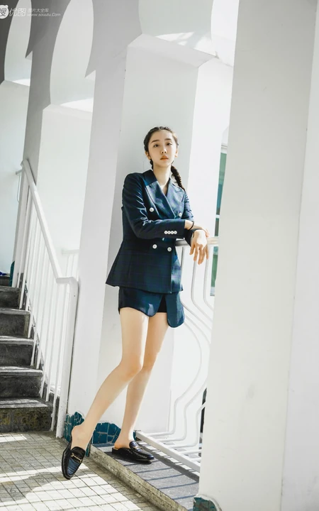 超美长腿女歌手赵小棠西服短裤楼梯间信步写真图片