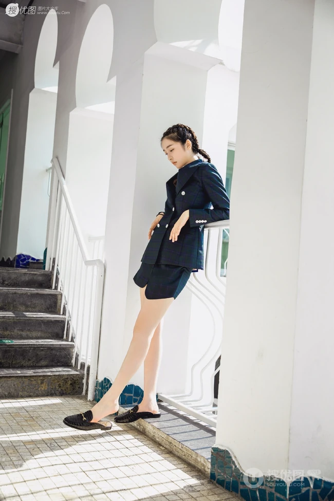 超美长腿女歌手赵小棠西服短裤楼梯间信步写真图片