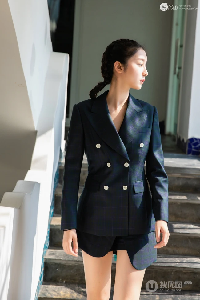 超美长腿女歌手赵小棠西服短裤楼梯间信步写真图片