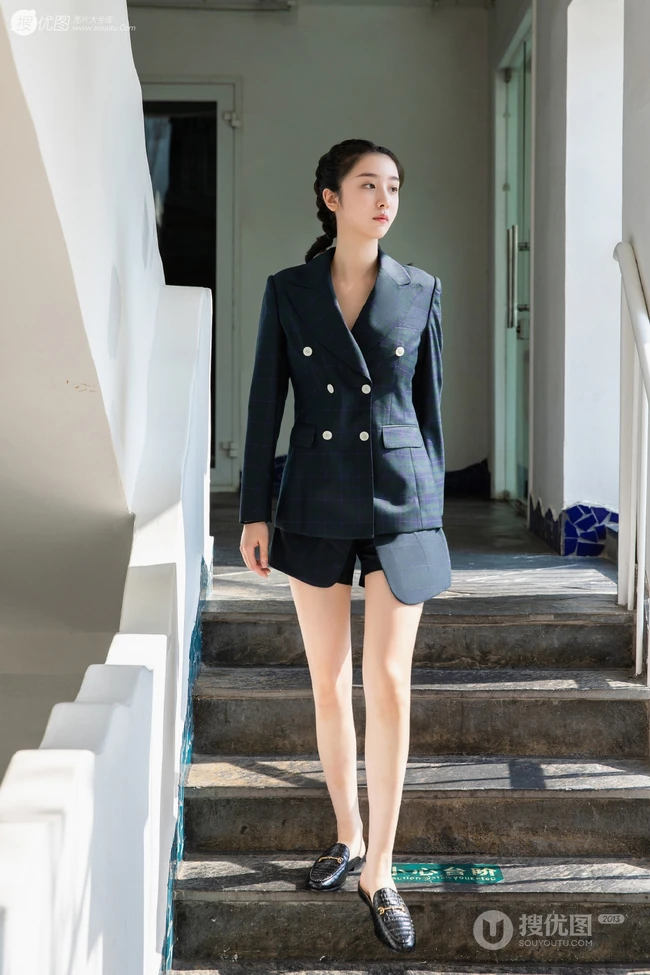 超美长腿女歌手赵小棠西服短裤楼梯间信步写真图片