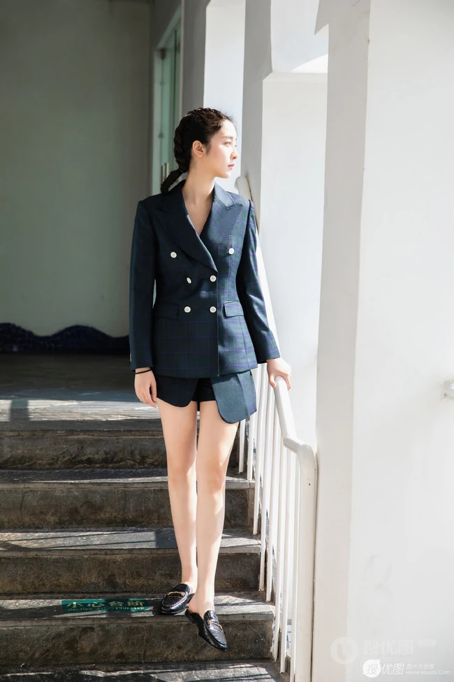 超美长腿女歌手赵小棠西服短裤楼梯间信步写真图片