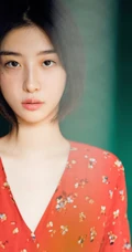 赵小棠V领碎花红裙唯美80年代色彩摄影图片