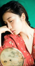 赵小棠V领碎花红裙唯美80年代色彩摄影图片