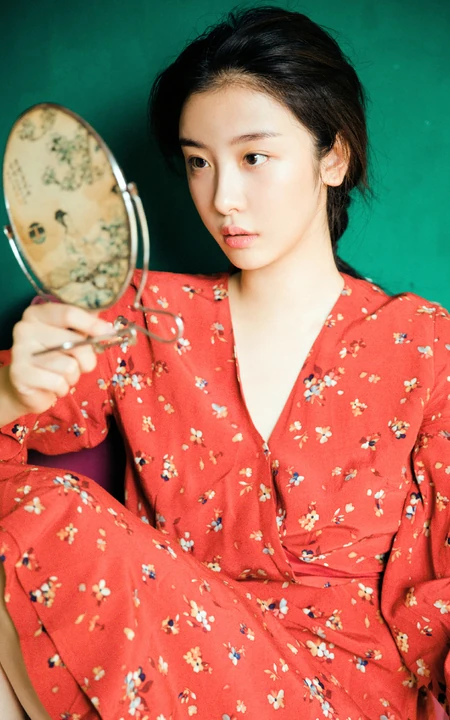 赵小棠V领碎花红裙唯美80年代色彩摄影图片