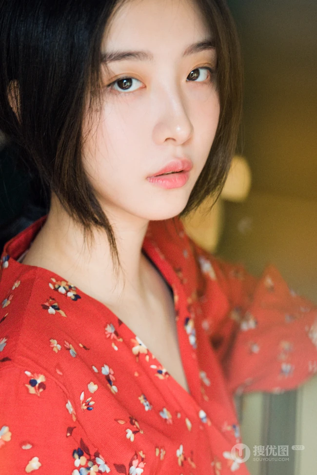 赵小棠V领碎花红裙唯美80年代色彩摄影图片