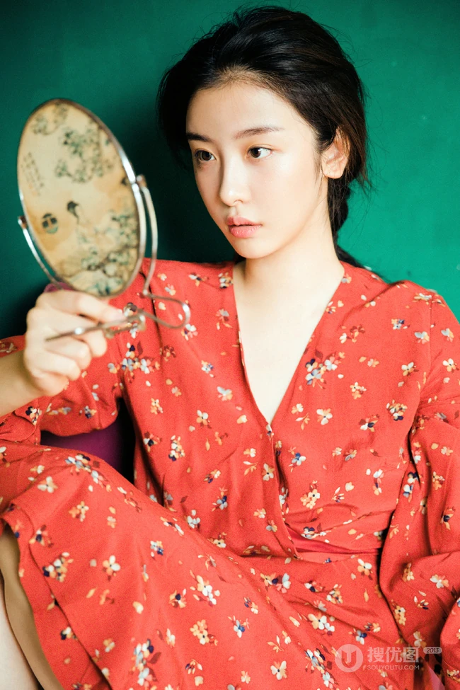 赵小棠V领碎花红裙唯美80年代色彩摄影图片