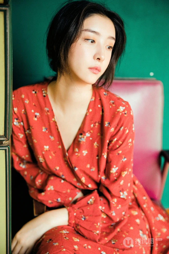 赵小棠V领碎花红裙唯美80年代色彩摄影图片