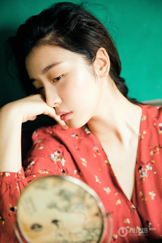赵小棠V领碎花红裙唯美80年代色彩摄影图片