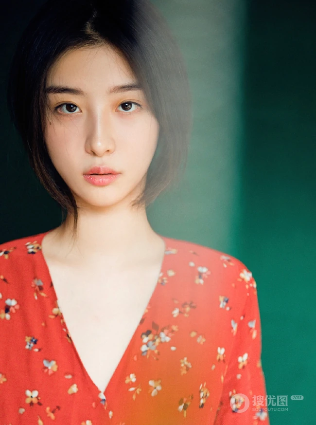 赵小棠V领碎花红裙唯美80年代色彩摄影图片