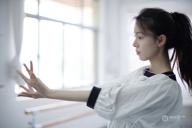 陈瑶舞蹈室专注练习舞蹈美美照片