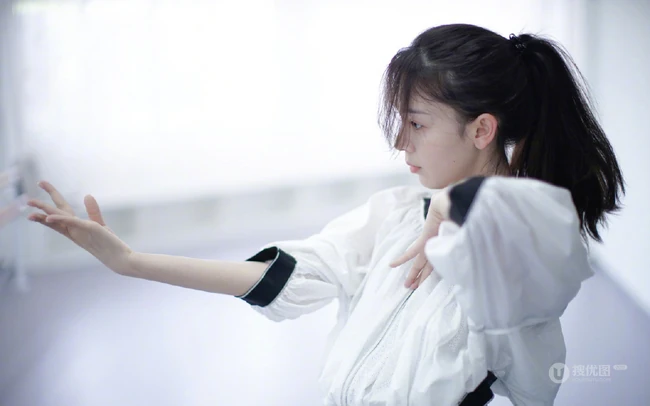 陈瑶舞蹈室专注练习舞蹈美美照片