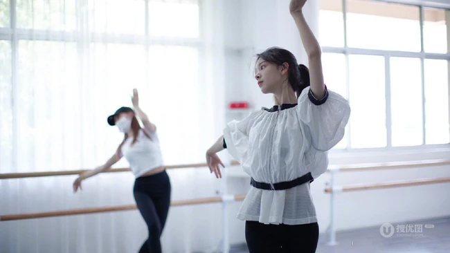 陈瑶舞蹈室专注练习舞蹈美美照片