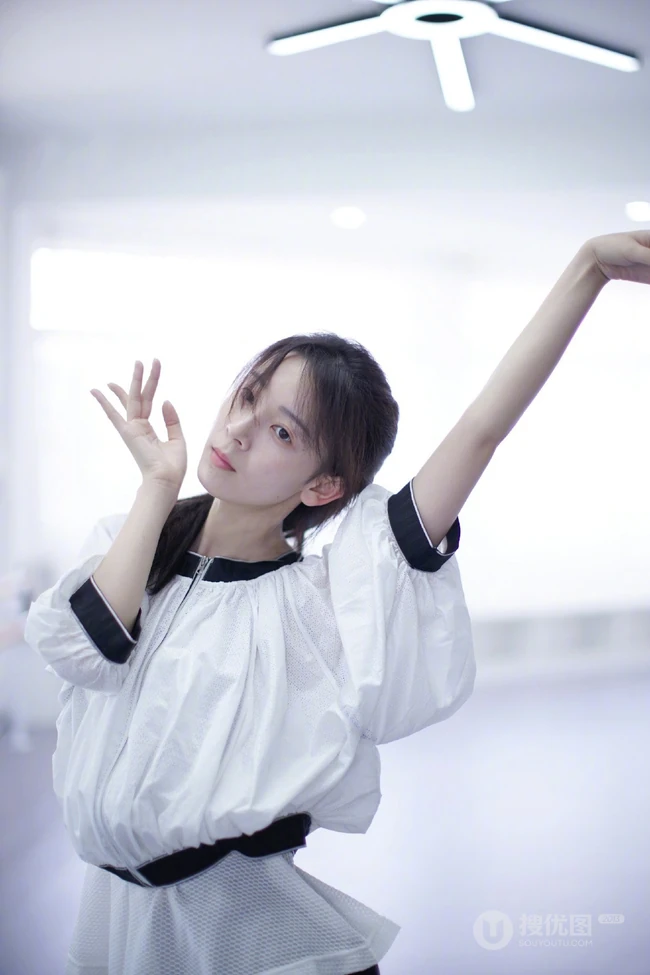 陈瑶舞蹈室专注练习舞蹈美美照片