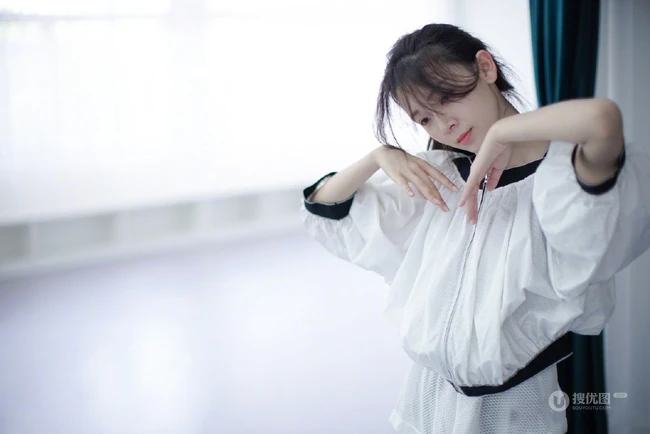 陈瑶舞蹈室专注练习舞蹈美美照片