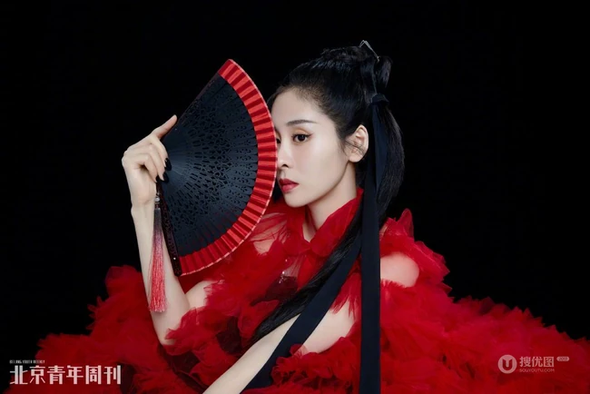 张碧晨尝试不同风格武侠装扮杂志写真图片