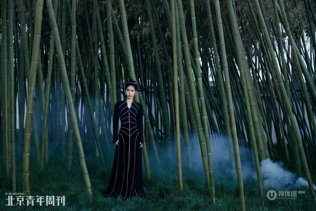 张碧晨尝试不同风格武侠装扮杂志写真图片