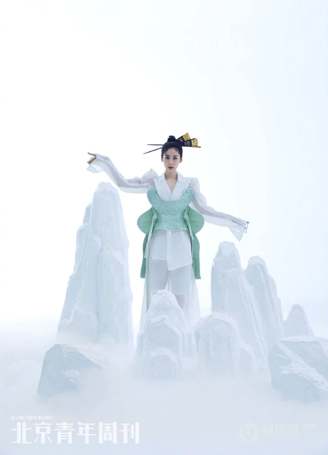张碧晨尝试不同风格武侠装扮杂志写真图片