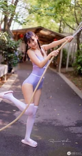 气质双马尾辫高挑女生紧身死库水穿着户外玩水管可爱写真图片