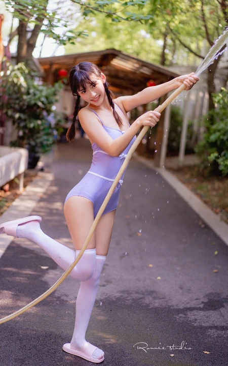 气质双马尾辫高挑女生紧身死库水穿着户外玩水管可爱写真图片