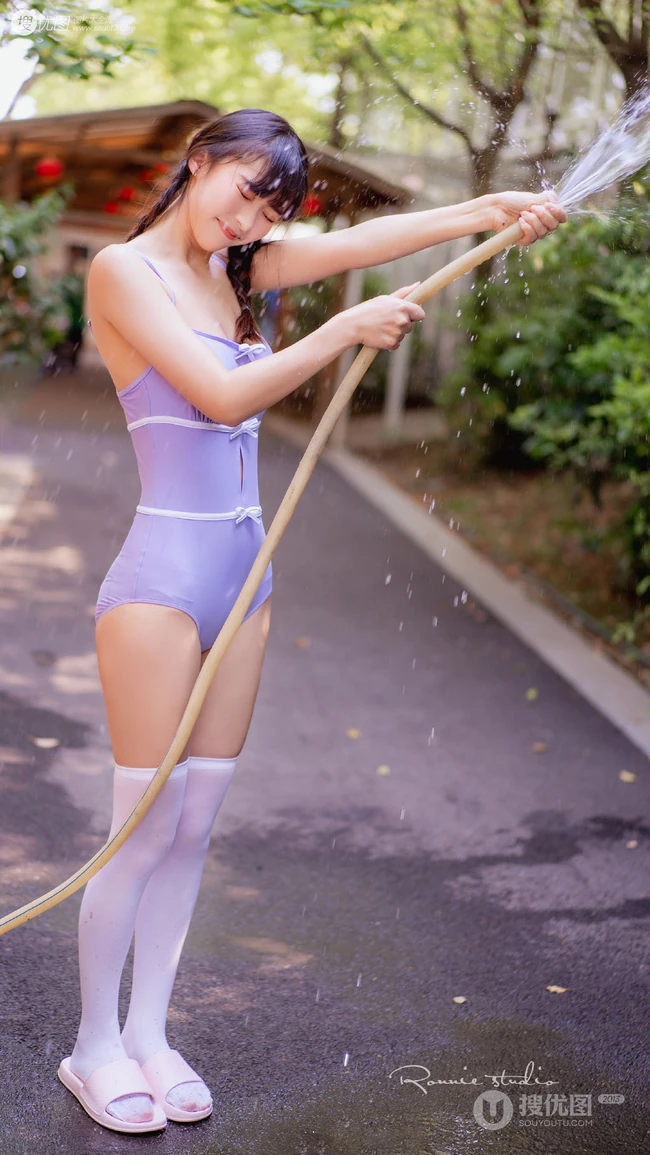 气质双马尾辫高挑女生紧身死库水穿着户外玩水管可爱写真图片